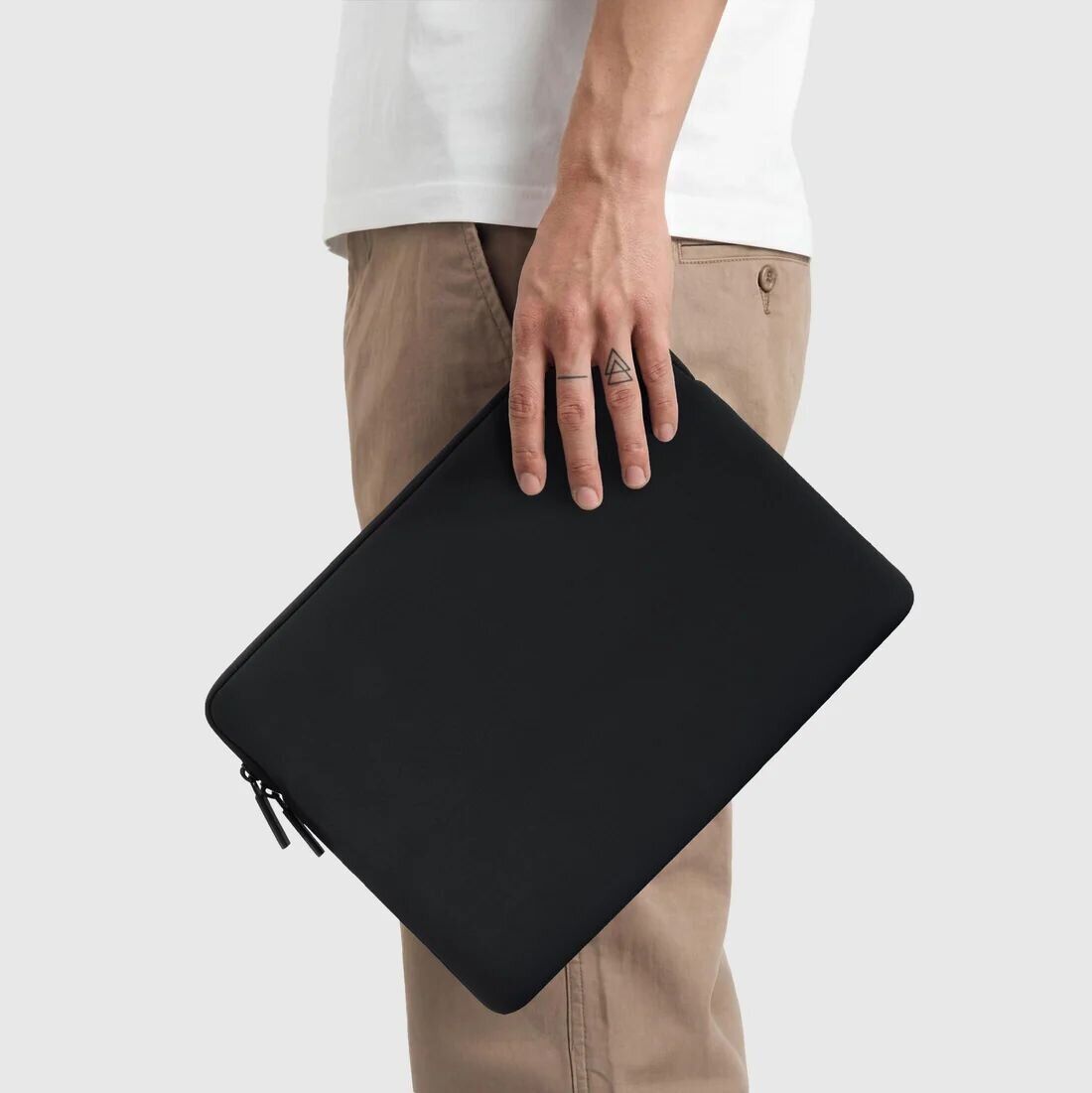 Универсальный чехол Pipetto Classic Fit Sleeve для ноутбука диагональю 16 дюймов (P069-144-AM) - Black. Фото 10 Универсальный чехол Pipetto Classic Fit Sleeve для ноутбука диагональю 16 дюймов (P069-144-AM) - Black (982901B). Фото 10 из 11
