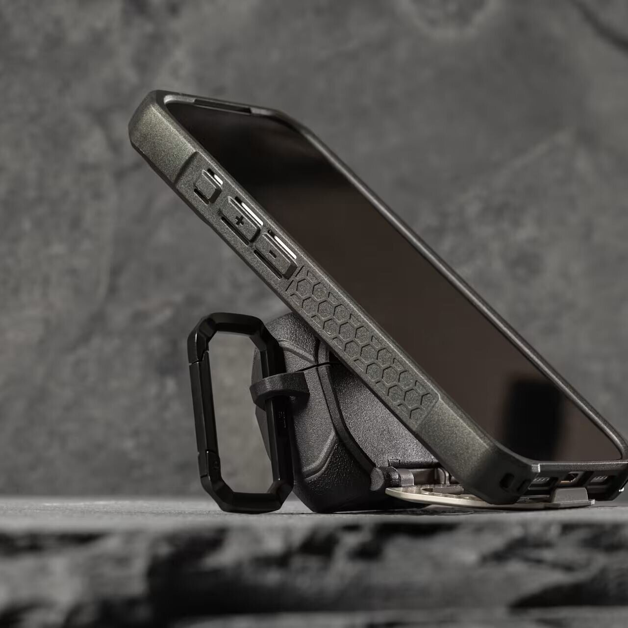 Защитный чехол URBAN ARMOR GEAR Monarch MagStand для AirPods Pro 3 (104131114034) - Black / Silver. Фото 10 Защитный чехол URBAN ARMOR GEAR Monarch MagStand для AirPods Pro 3 (104131114034) - Black / Silver (390180BS). Фото 10 из 13