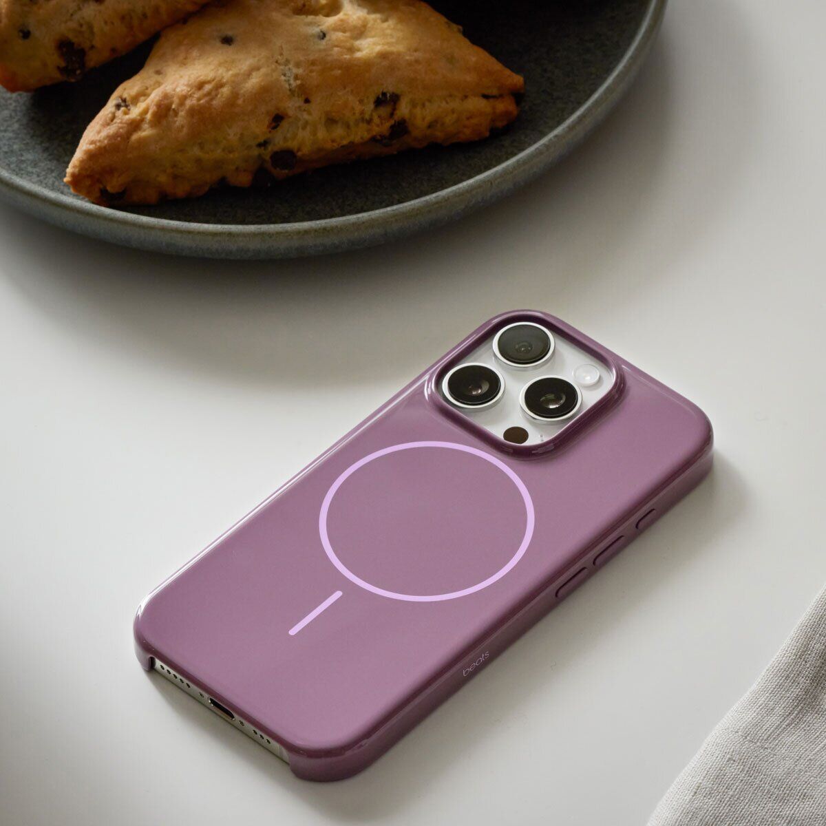 Захисний чохол Beats Case with MagSafe для iPhone 16 Pro Max (MCFU4) - Sunset / Purple. Фото 6 Захисний чохол Beats Case with MagSafe для iPhone 16 Pro Max (MCFU4) - Sunset / Purple (379959V). Фото 6 з 7