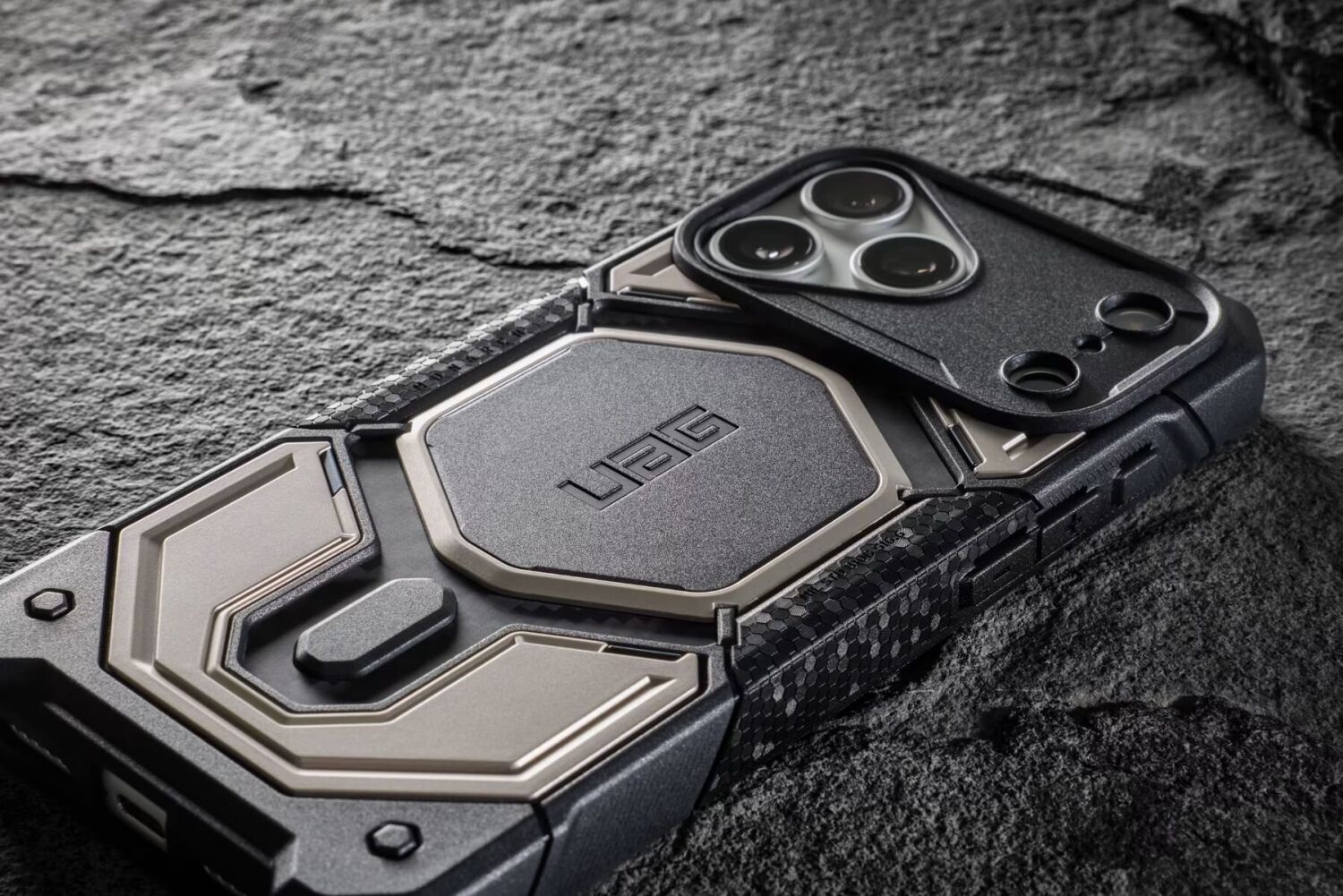 Защитный чехол URBAN ARMOR GEAR Monarch Pro MagSafe для iPhone 18 Pro Max (114568113636) - Titanium. Фото 14 Защитный чехол URBAN ARMOR GEAR Monarch Pro MagSafe для iPhone 18 Pro Max (114568113636) - Titanium (440314H). Фото 14 из 15