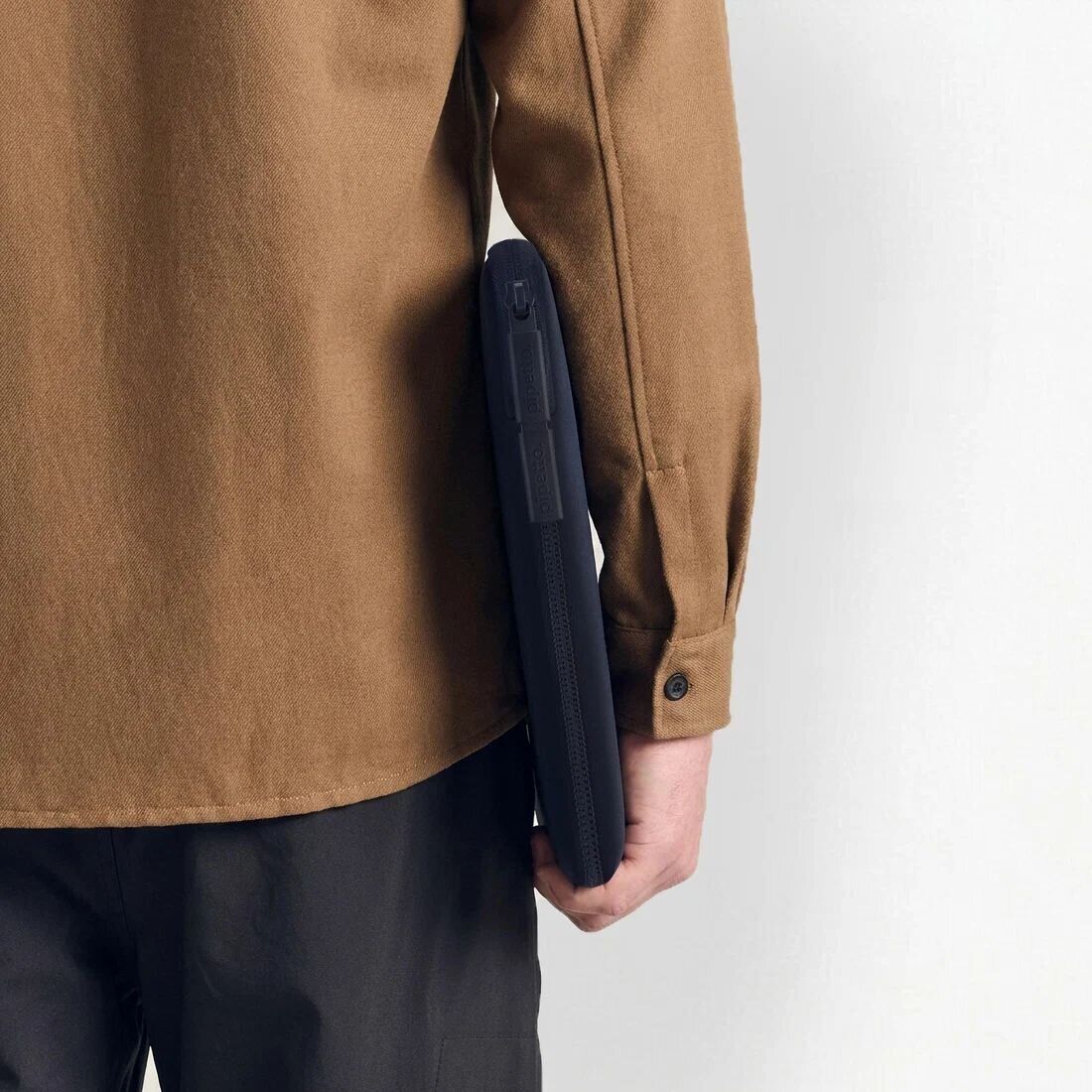 Универсальный чехол Pipetto Classic Fit Sleeve для ноутбука диагональю 13–14 дюймов (P069-148-AN) - Dark Teal. Фото 12 Универсальный чехол Pipetto Classic Fit Sleeve для ноутбука диагональю 13–14 дюймов (P069-148-AN) - Dark Teal (9829006G). Фото 12 из 13