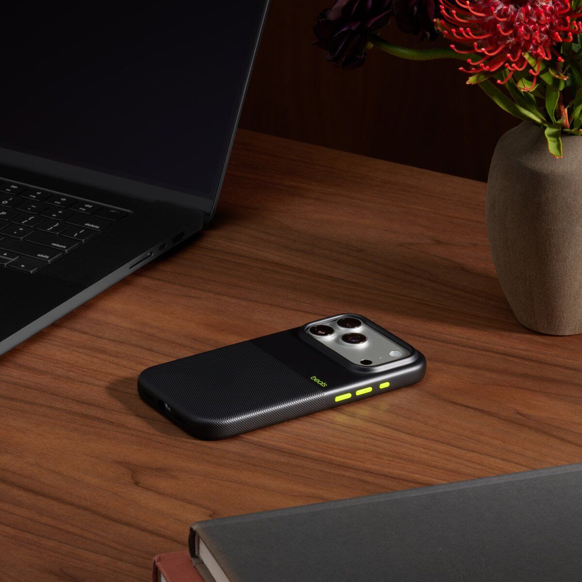 Чехол Beats Rugged Case with MagSafe and Camera Control для iPhone 17 Pro (MGJM4) - Everest Black. Фото 3 Чехол Beats Rugged Case with MagSafe and Camera Control для iPhone 17 Pro (MGJM4) - Everest Black (403251B). Фото 3 из 4