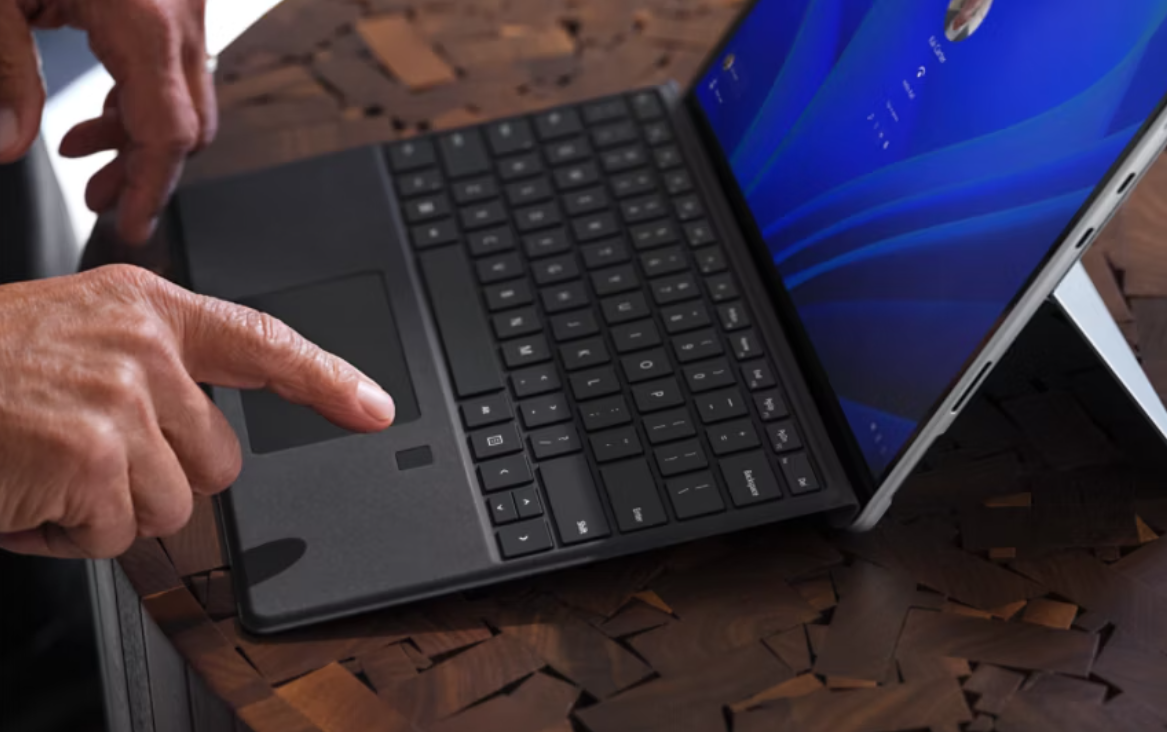 Клавиатура с трекпадом и сканером отпечатка