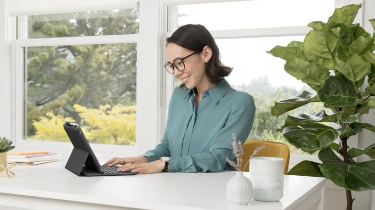Чехол-клавиатура Logitech Slim Folio для Apple iPad 10.2 7/8/9 Gen (2019/2020/2021) - Black: фото 7 из 8