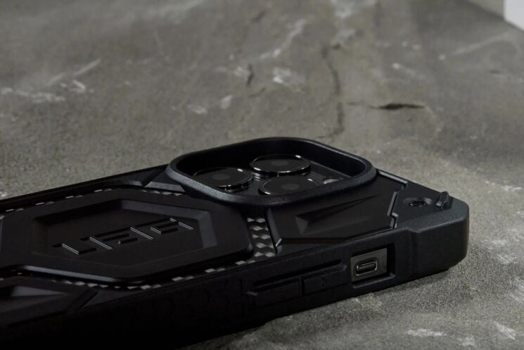 Захисний чохол URBAN ARMOR GEAR (UAG) Monarch Pro MagSafe для Apple iPhone 13 Pro (113541114242) - Carbon Fiber: фото 9 з 12