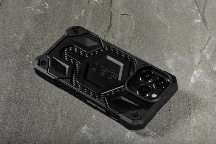 Захисний чохол URBAN ARMOR GEAR (UAG) Monarch Pro MagSafe для Apple iPhone 13 Pro (113541114242) - Carbon Fiber: фото 10 з 12