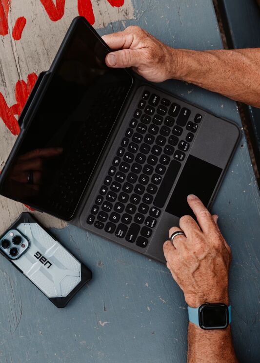 Чехол-клавиатура URBAN ARMOR GEAR Rugged Bluetooth Keyboard with Trackpad для iPad 10.9 (2022) / iPad 11 (2025) 124020114031 - Black: фото 11 из 12