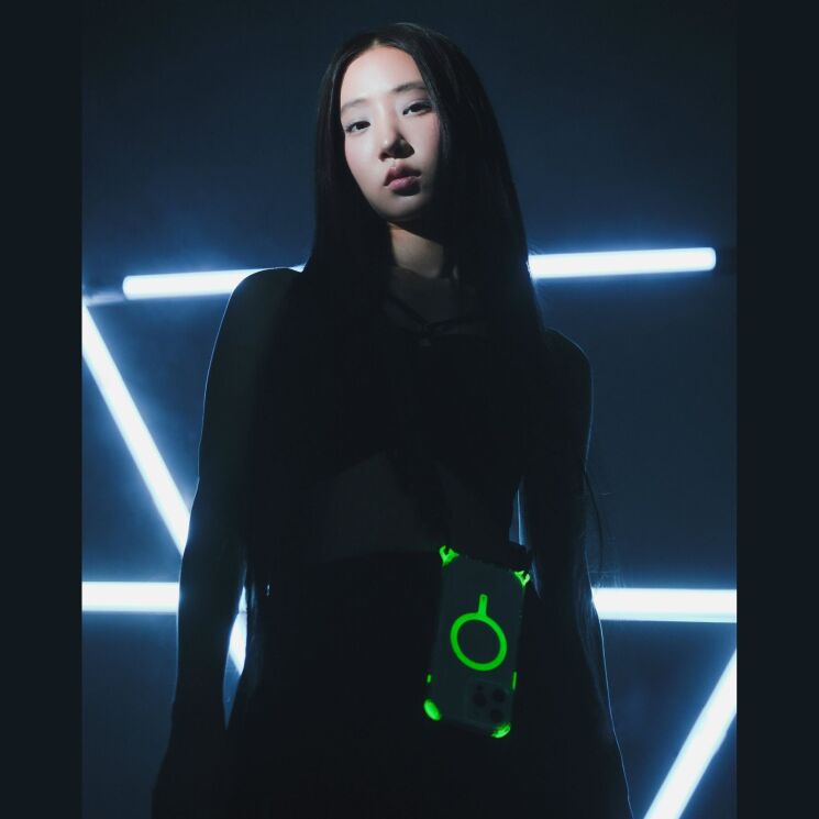 Защитный чехол SKINARMA SAIDO NITEGLOW Mag-Charge для Apple iPhone 16 Pro Max - Lime Green: фото 5 из 10