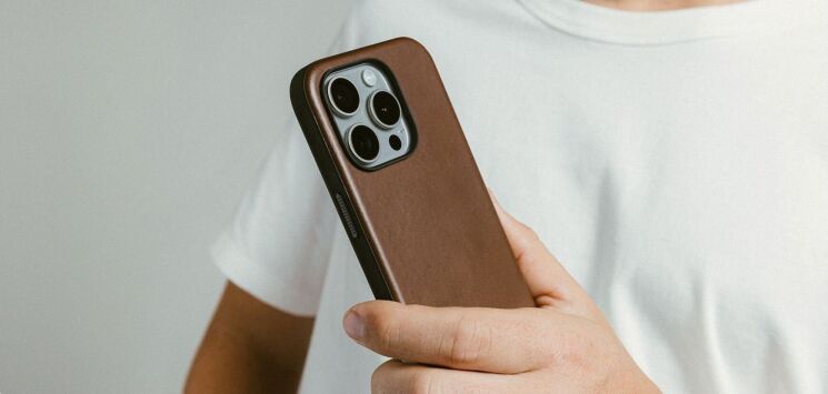 Защитный чехол Nomad Modern Leather Case для Apple iPhone 16 Pro (NM01697985) - Black: фото 9 из 12