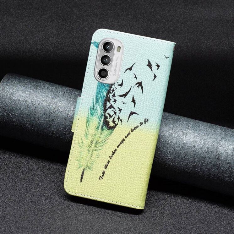 Чехол с рисунком Deexe Color Wallet для Motorola Moto G52 / G82 - Feather: фото 3 из 8